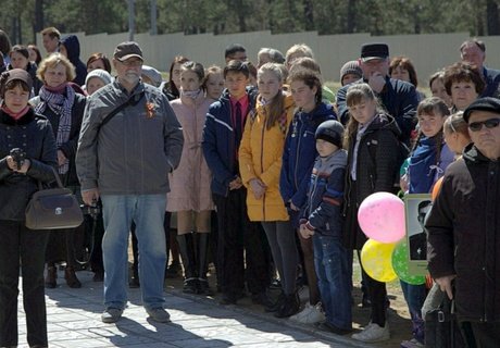 Новую стелу и «скамью примирения» открыли в парке 35-летия Победы в Северном