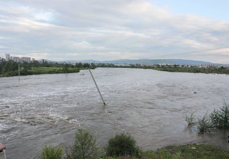 Снесенный рекой мост в Чите