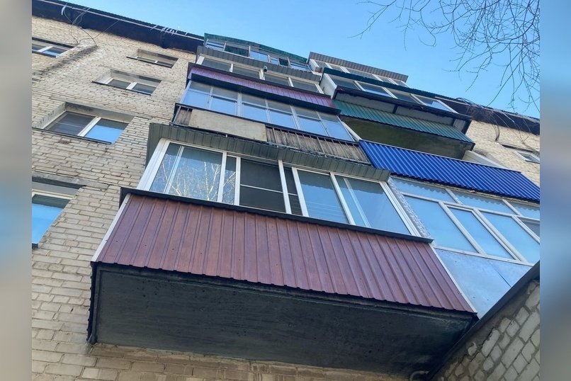 Ребёнок выпал из окна дома в Краснокаменске (18+)
