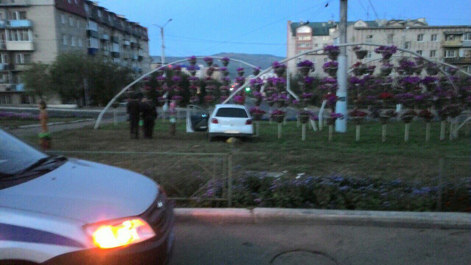 Автоледи врезалась в стойки с цветами на кольце по ул. Бабушкина в Чите