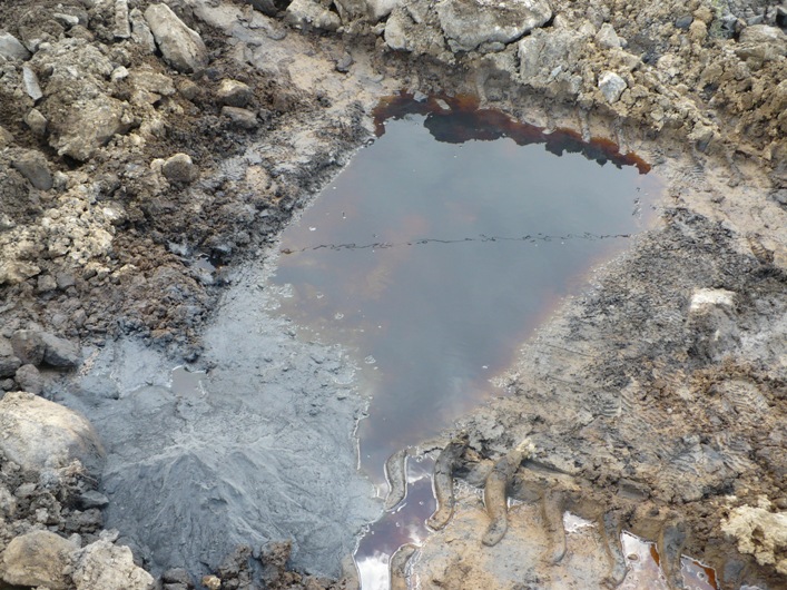  Разлив нефтепродуктов на берегу. Фото с сайта Читинского Гидрометцентра