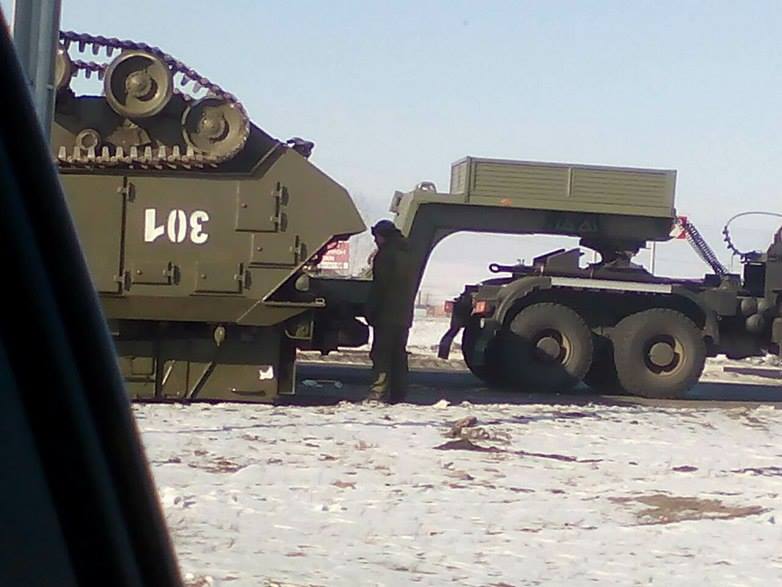 Военные перевернули БТР на дороге в Чите