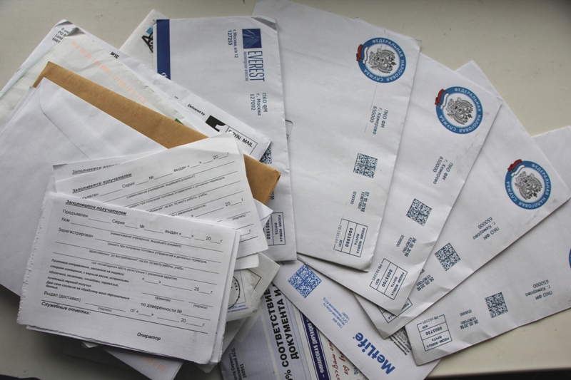 Стопку выкинутых писем от ФНС и УМВД обнаружили на улице в Чите