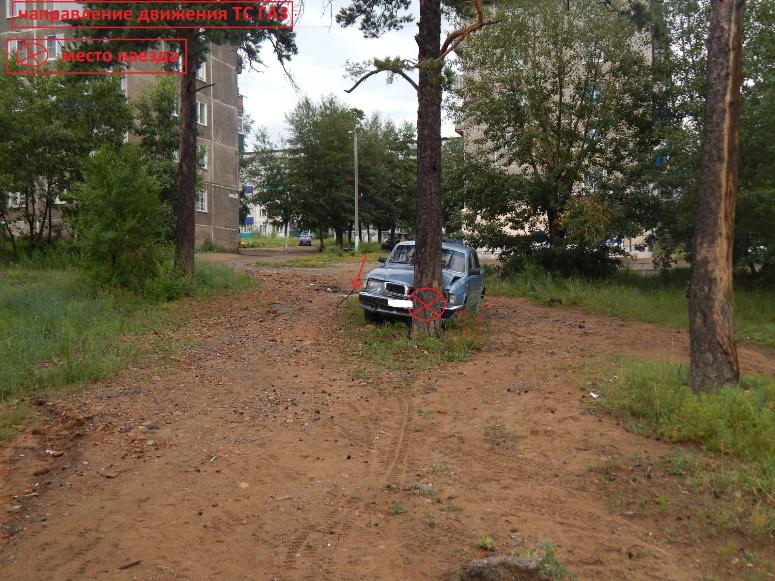 «Волга» без водителя сбила подростка и врезалась в дерево в Чите