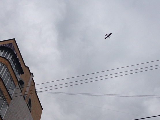 Частный самолет в День города при сильном ветре летает над центром Читы - очевидцы