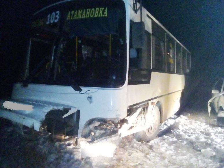 Водитель Toyota протаранил автобус с пассажирами под Читой