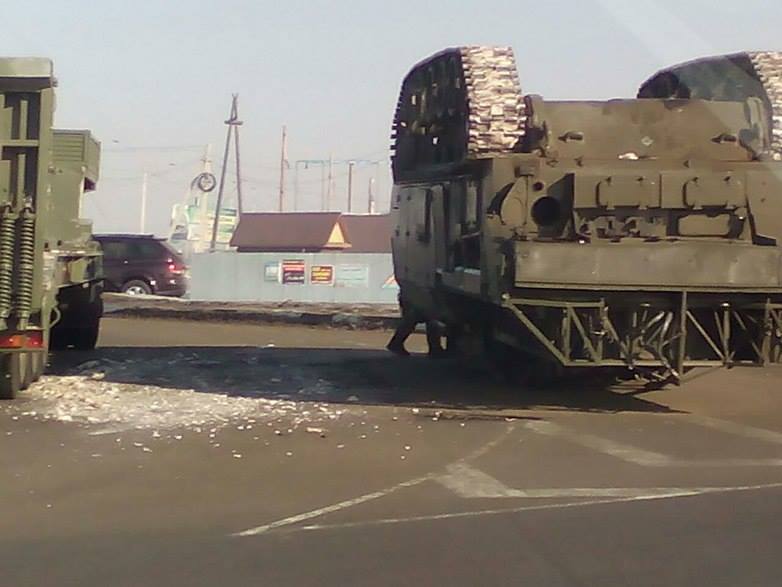 Военные перевернули БТР на дороге в Чите