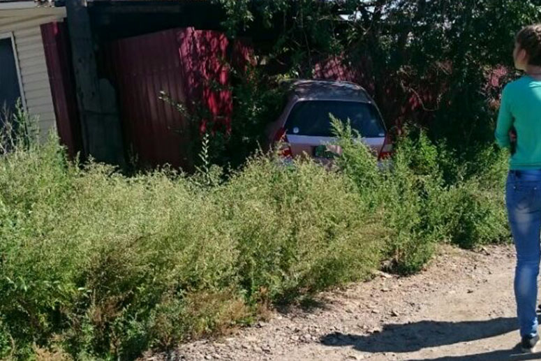 Водитель въехал в забор частного дома в районе Рахова в Чите