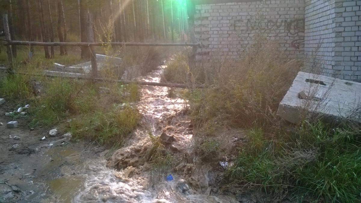 Вода «хлещет» по ул. Журавлева в районе телецентра - очевидец