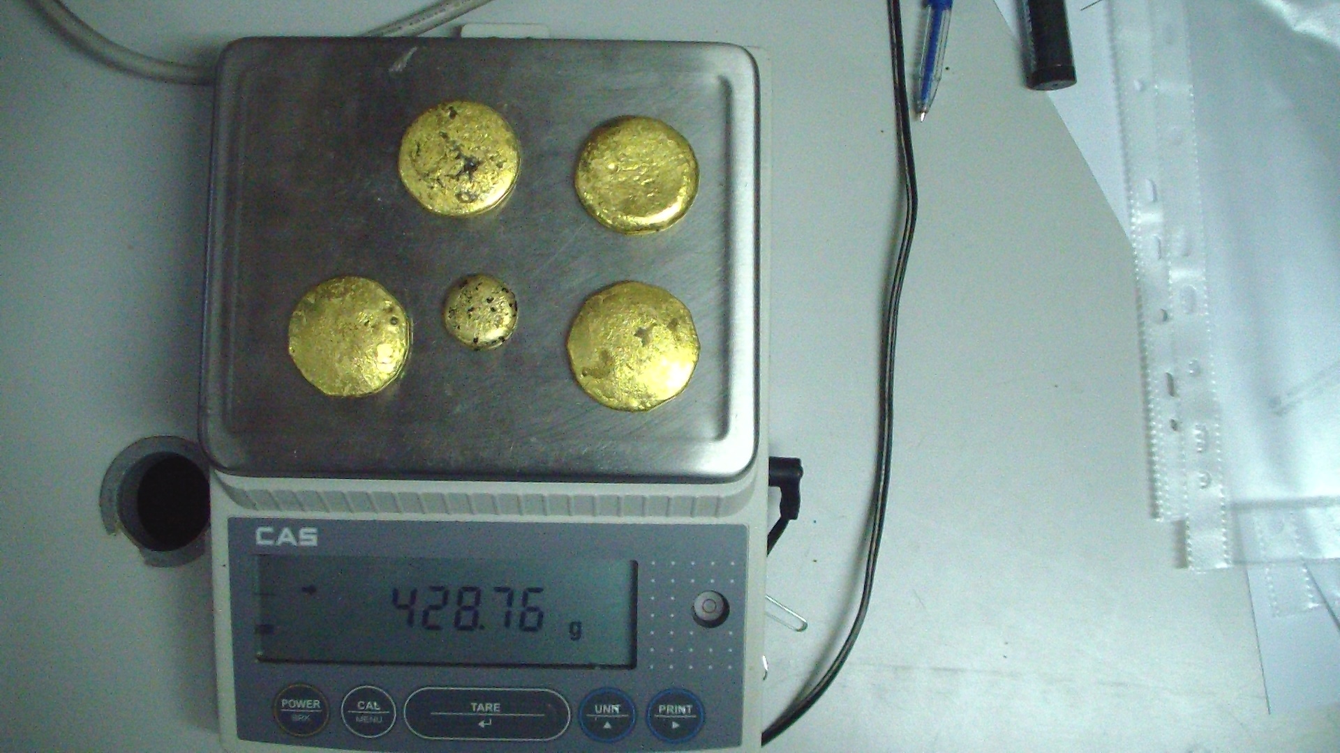 Китаец пытался вывезти из Забайкалья в КНР золотые слитки в коробке с вафлями