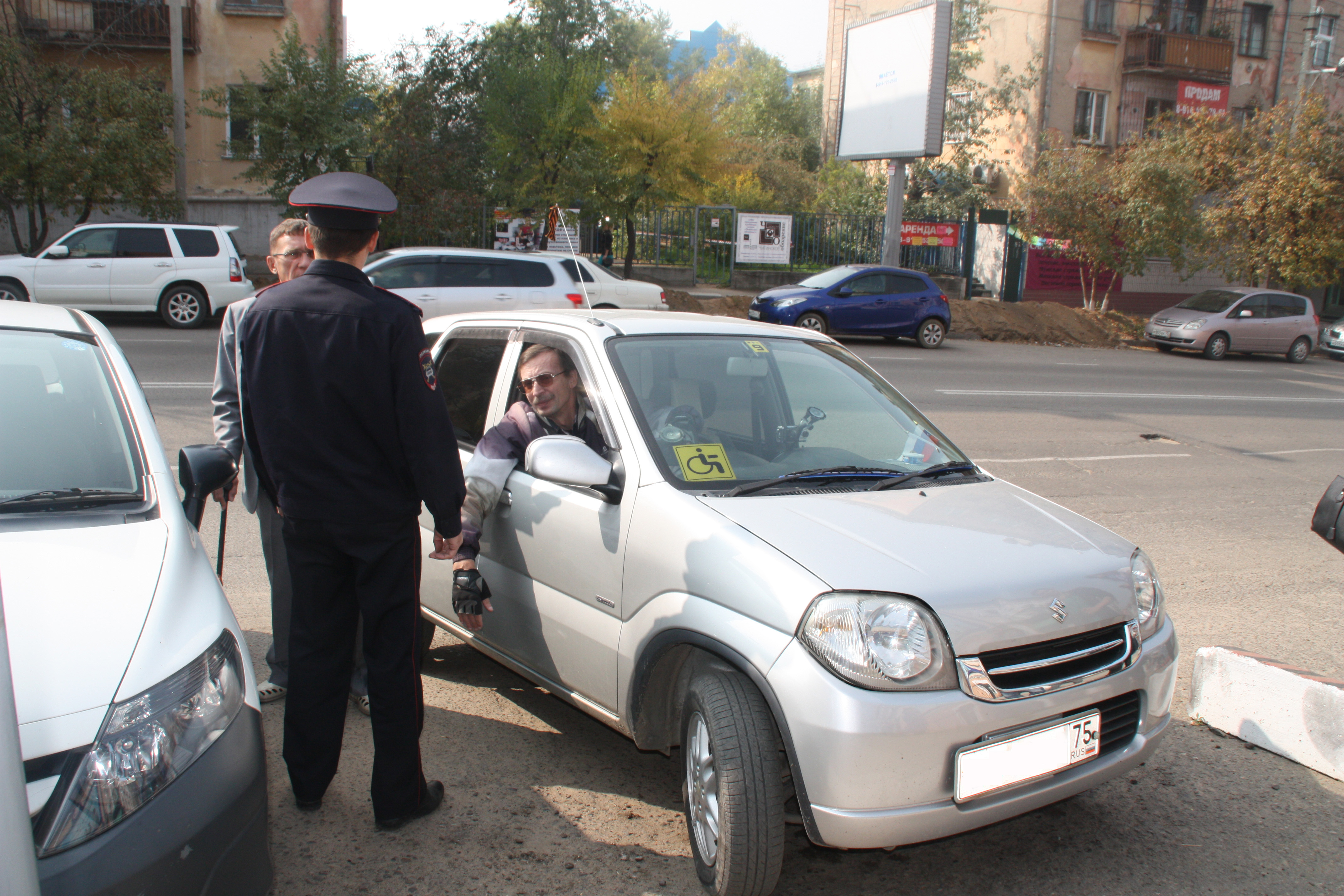Депутат и сотрудник ГИБДД проинспектировали доступную среду в центре Читы