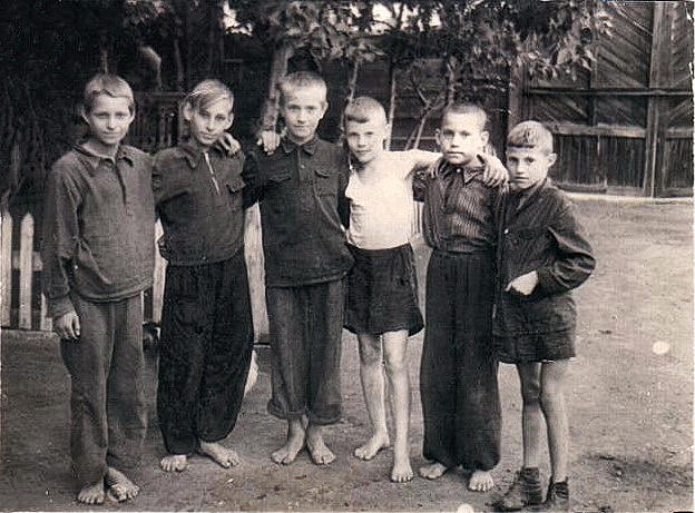 Виталий Соломин (4-й слева) с дворовыми друзьями