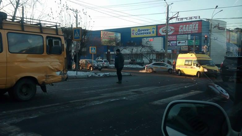 Маршрутка, скорая и Lexus столкнулись в центре Читы