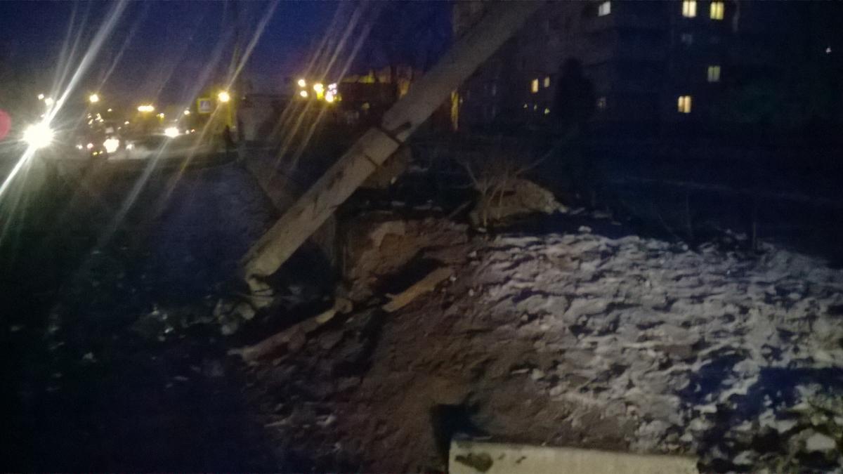 Опора уличного освещения упала на провода в районе Благодатного на КСК