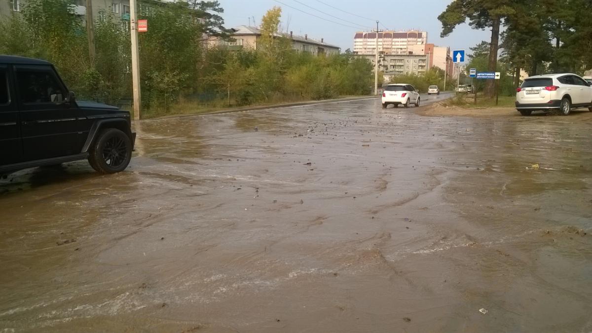 Вода «хлещет» по ул. Журавлева в районе телецентра - очевидец